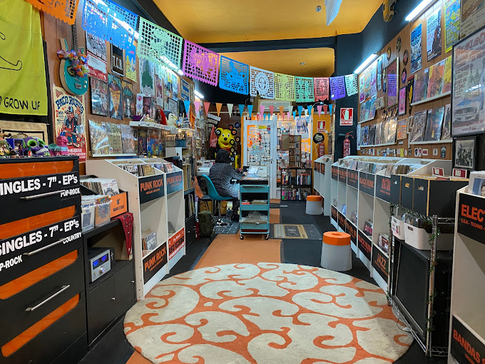 discos naranja y negro